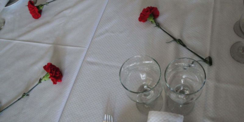 Mesa con rosas para fiesta flamenca